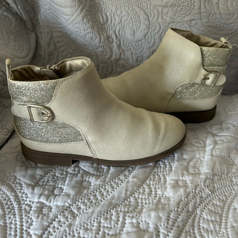 Stride Rite Ivy Fashion Boot in champagne. 3.5 Youth.